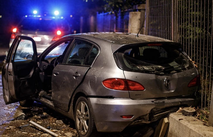Inseguimento da film sulla Domiziana, si schianta con l’auto rubata e scappa nei campi