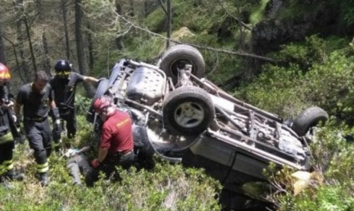 Auto sfonda il guardrail e precipita nel dirupo: morta una coppia di fidanzati nel salernitano