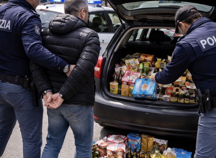Colpi a raffica nelle aree di servizio, arrestato 43enne dopo inseguimento in Tangenziale: nel bagagliaio merce rubata
