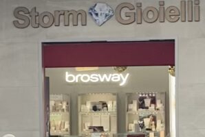 Giugliano, assalto alla gioielleria Storm sul Corso Campano: banda in fuga con il bottino