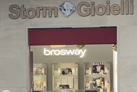 Giugliano, assalto alla gioielleria Storm sul Corso Campano: banda in fuga con il bottino