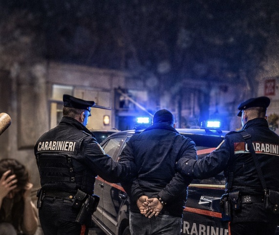 Giugliano, terrore in casa: picchia sorella con una mazza e nasconde pistola rubata sotto il materasso