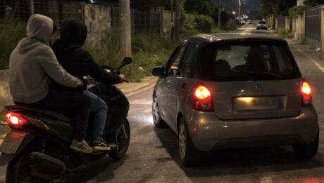 Paura a Giugliano, armati di pistola rapinano ragazzi: in fuga con borse e smartphone