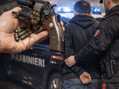 Giugliano, armato di pistola in auto col figlio: 32enne in manette dopo il controllo