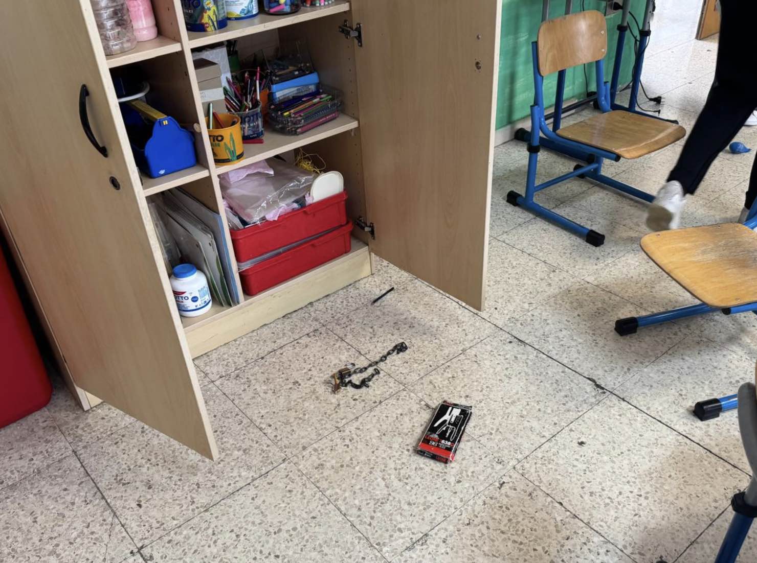 Giugliano, raid vandalico nella scuola Maria Montessori: danni, furti e aule devastate
