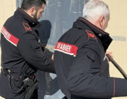 Grumo Nevano, picchia il padre 80enne e la moglie e poi fugge: arrestato 39enne nascosto nel vano ascensore