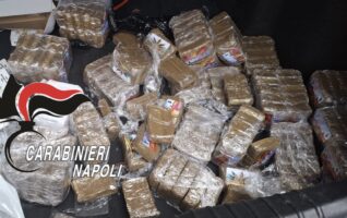 Poggiomarino, 27 chili di hashish nel cofano dell’auto: arrestato 42enne