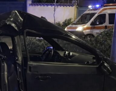 Giugliano, minicar si schianta contro un palo: due giovani feriti