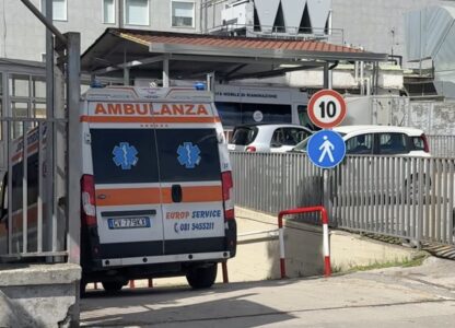 Marano, sangue tra giovanissimi: due 16enni accoltellati alle giostre, caccia al baby aggressore