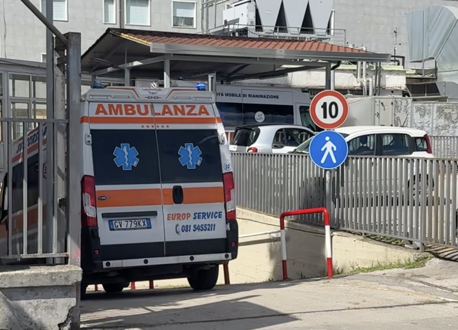 Marano, sangue tra giovanissimi: due 16enni accoltellati alle giostre, caccia al baby aggressore