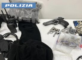 Melito, armi e targhe rubate in un garage: arrestati 48enne e 17enne