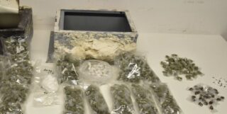 Melito, droga nascosta dietro cassette postali e nei muri: sequestri per oltre 1,7 kg