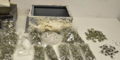 Melito, droga nascosta dietro cassette postali e nei muri: sequestri per oltre 1,7 kg