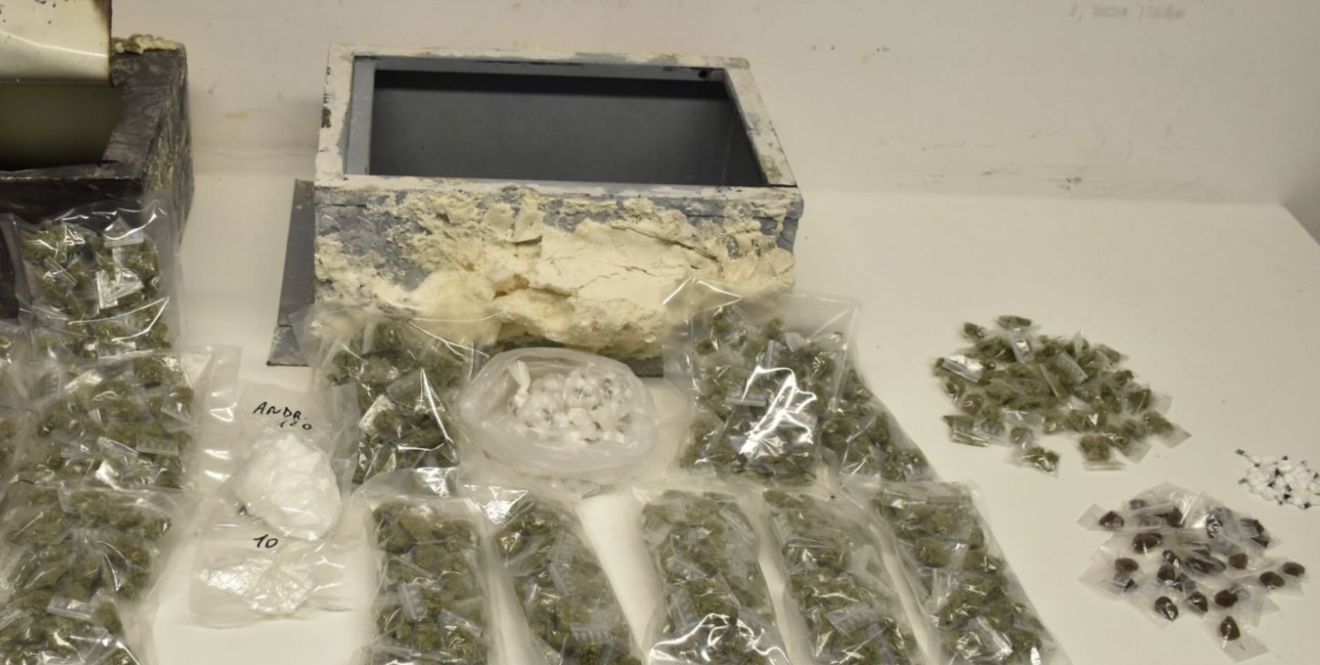 Melito, droga nascosta dietro cassette postali e nei muri: sequestri per oltre 1,7 kg