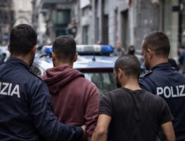Napoli, rapina in pieno centro: arrestati due uomini dopo inseguimento in corso Umberto