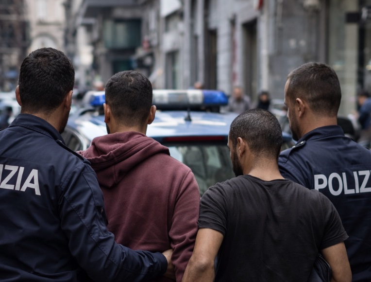 Napoli, rapina in pieno centro: arrestati due uomini dopo inseguimento in corso Umberto