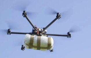 Napoli, drone con micro cellulari si schianta contro la caserma dell’Esercito: era diretto a Poggioreale