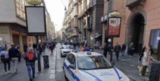 Napoli, non pagano il conto al ristorante e scoppia una rissa: feriti due agenti