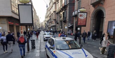 Napoli, non pagano il conto al ristorante e scoppia una rissa: feriti due agenti