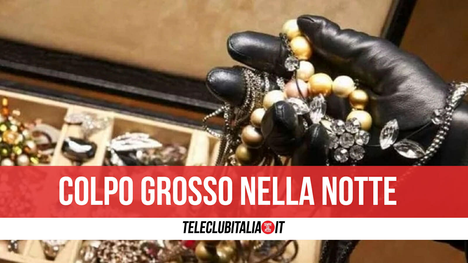 Castellammare, colpo nella notte a una gioielleria: ladri via con bottino da 300mila euro