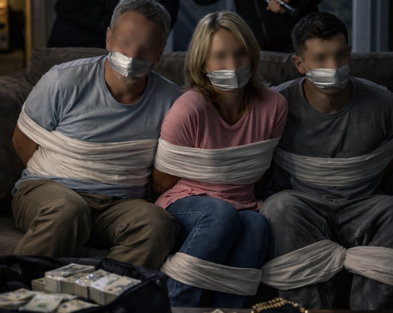 Casoria, rapina in abitazione nella notte: famiglia legata con lenzuola e derubata