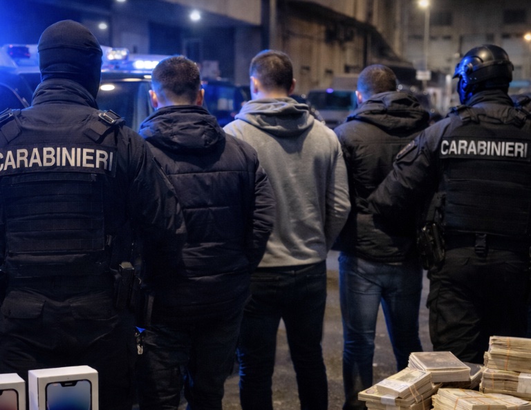 2. Rapina milionaria a Castellammare: banda finge posto di blocco e assalta corriere con 1.700 iPhone