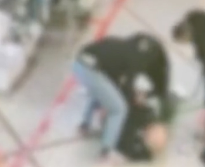 Napoli, rapina al supermercato: la Polizia interviene e arresta due uomini armati di fucile