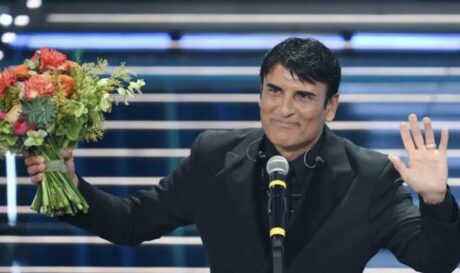 Il Sindaco Gaetano Manfredi conferisce la Medaglia della Città a Sal Da Vinci, vincitore di Sanremo 2026