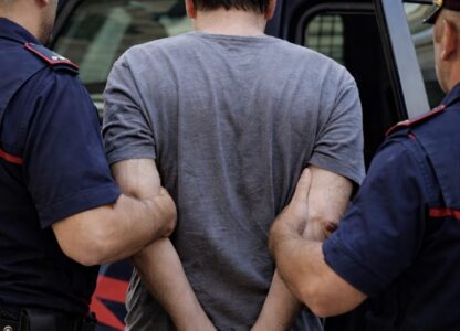 San Cipriano d’Aversa, minaccia la compagna e brucia vestiti del figlio: arrestato 41enne