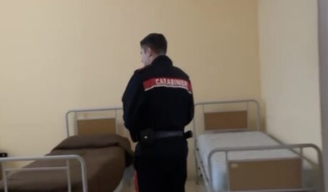Scoperta casa di riposo abusiva a Secondigliano, anziani sui divani e farmaci somministrati senza autorizzazione