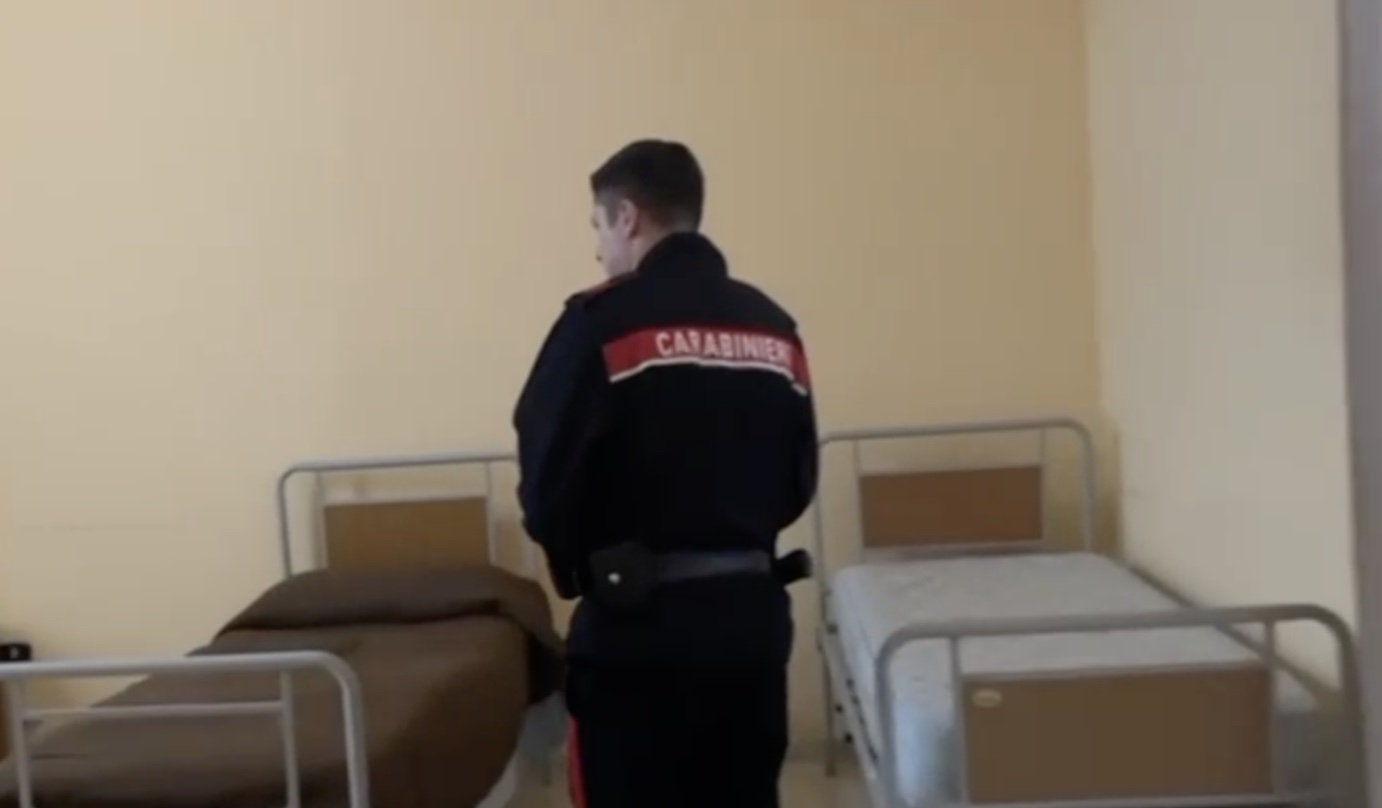 Scoperta casa di riposo abusiva a Secondigliano, anziani sui divani e farmaci somministrati senza autorizzazione