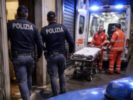 Torre Annunziata, irrompe in casa dei vicini e accoltella madre e figlio: arrestato 40enne per tentato omicidio