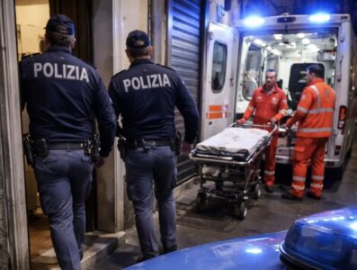 Torre Annunziata, irrompe in casa dei vicini e accoltella madre e figlio: arrestato 40enne per tentato omicidio