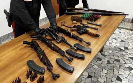 Torre Annunziata, arsenale da guerra in auto: arrestati 42enne e 39enne di Giugliano