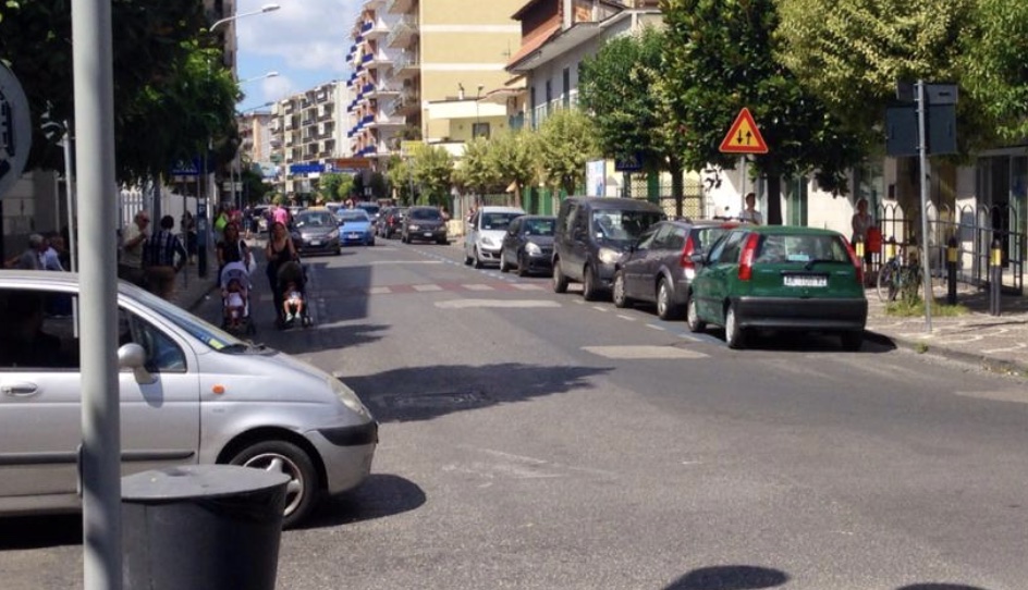 Paura a Giugliano, armati di pistola rapinano ragazzi in via Palumbo: in fuga con borse e smartphone