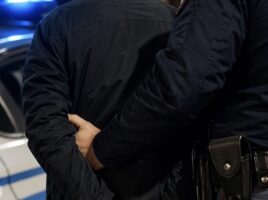 Napoli, taglia il braccialetto e fugge dai domiciliari: 47enne arrestato dopo colluttazione con la Polizia