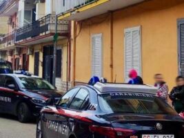 Sale sul tetto e minaccia di lanciarsi: salvata dai Carabinieri dopo un’ora di trattativa