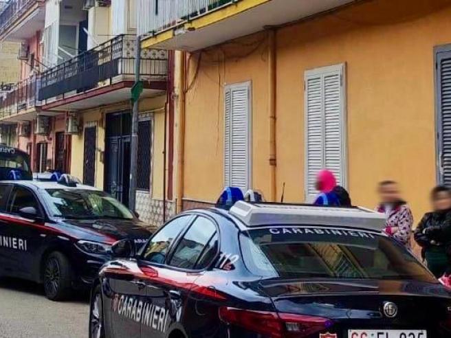 Sale sul tetto e minaccia di lanciarsi: salvata dai Carabinieri dopo un’ora di trattativa