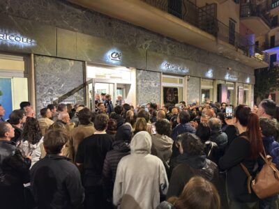 folla rapina banca napoli