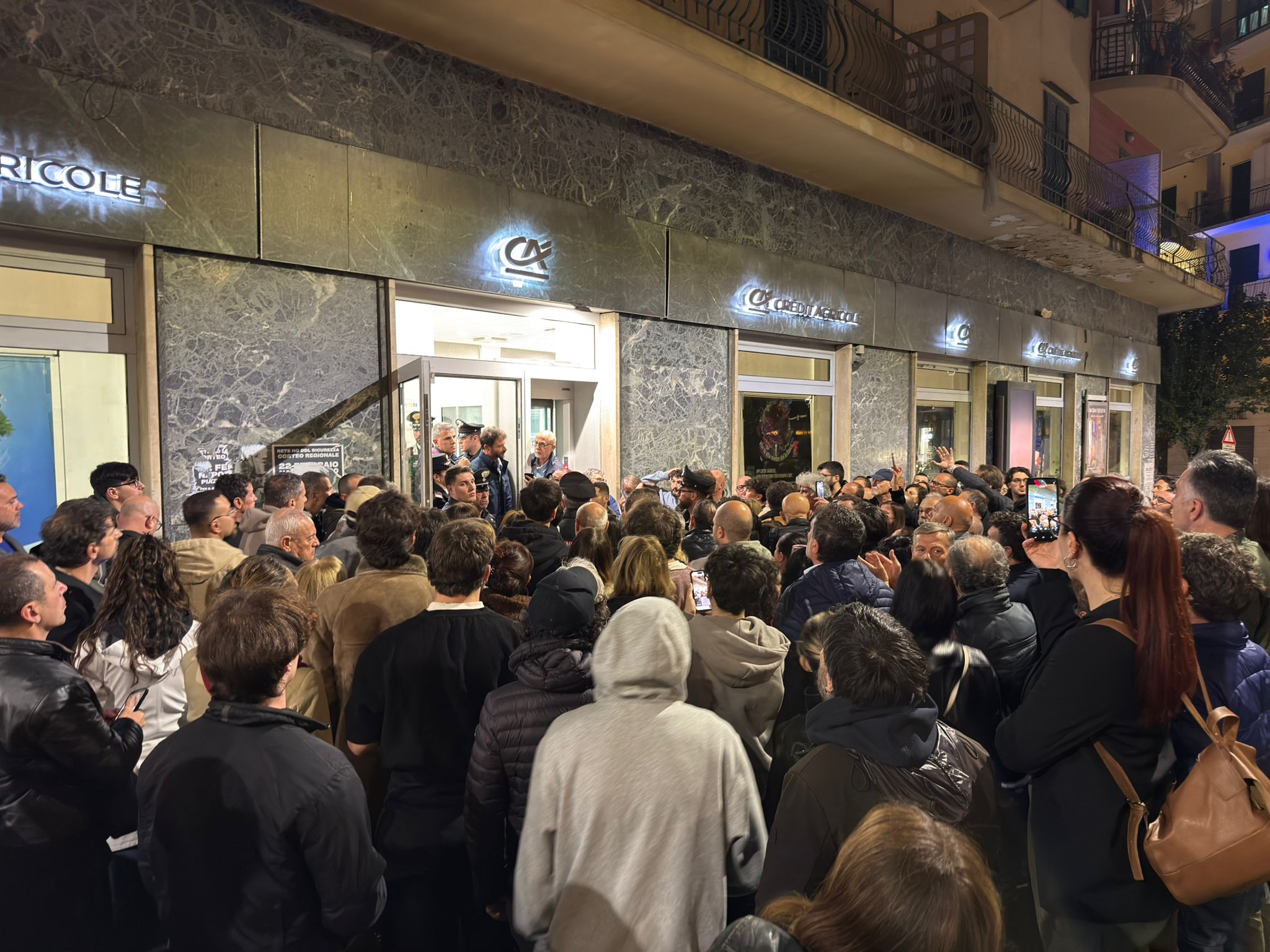 folla rapina banca napoli