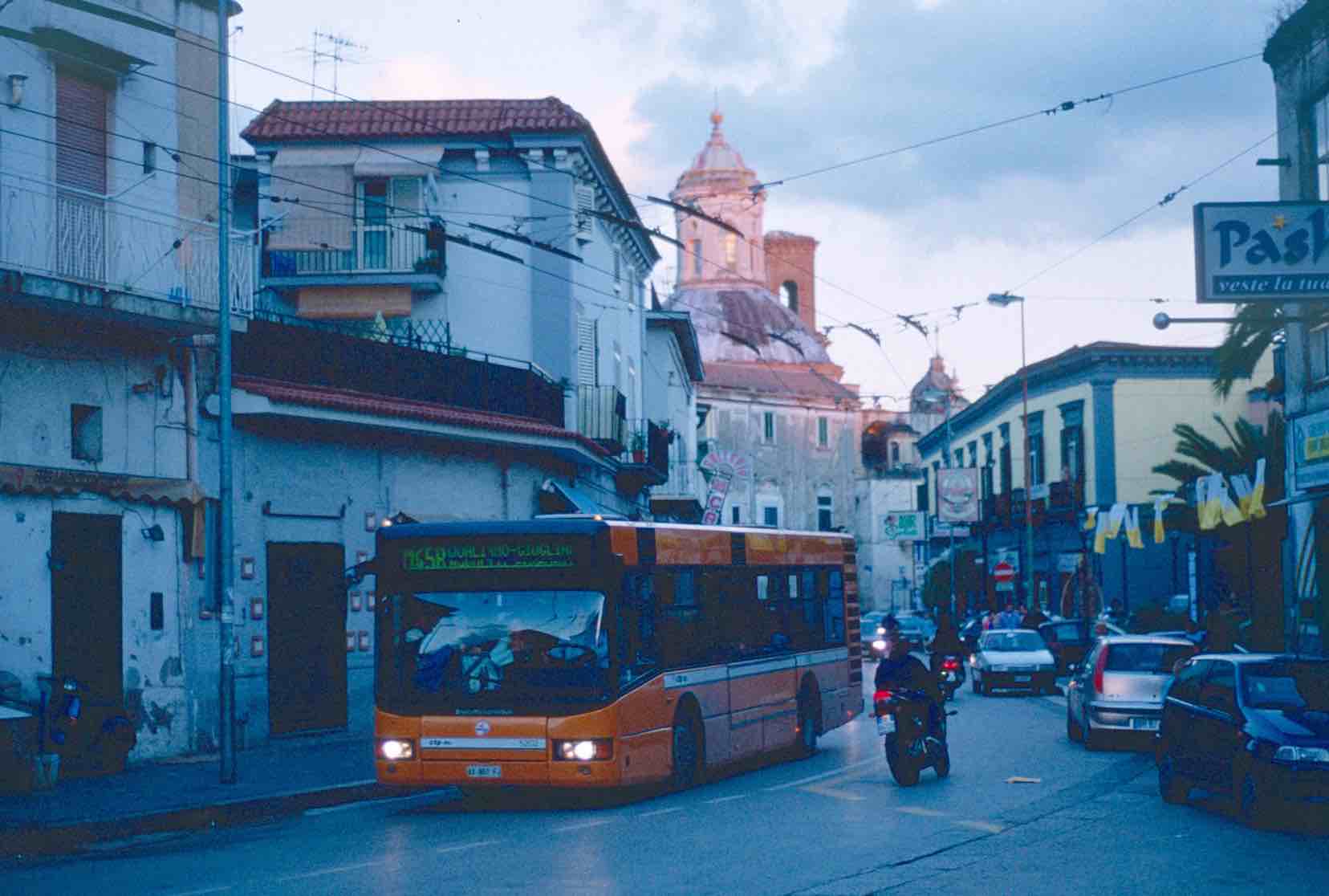 auto melito parabrezza sfondato