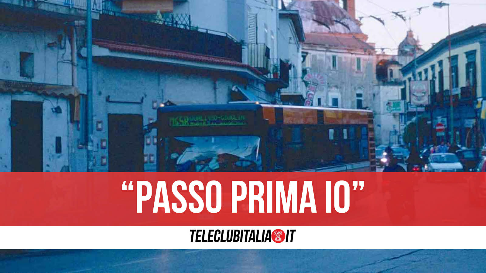 melito autobus bloccato per sosta selvaggia automobilista sfonda il parabrezza del mezzo da Teleclubitalia.it melito autobus bloccato per sosta selvaggia automobilista sfonda il parabrezza del mezzo