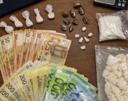 Napoli, doppio blitz antidroga: pusher fermati con cocaina, crack e migliaia di euro in contanti