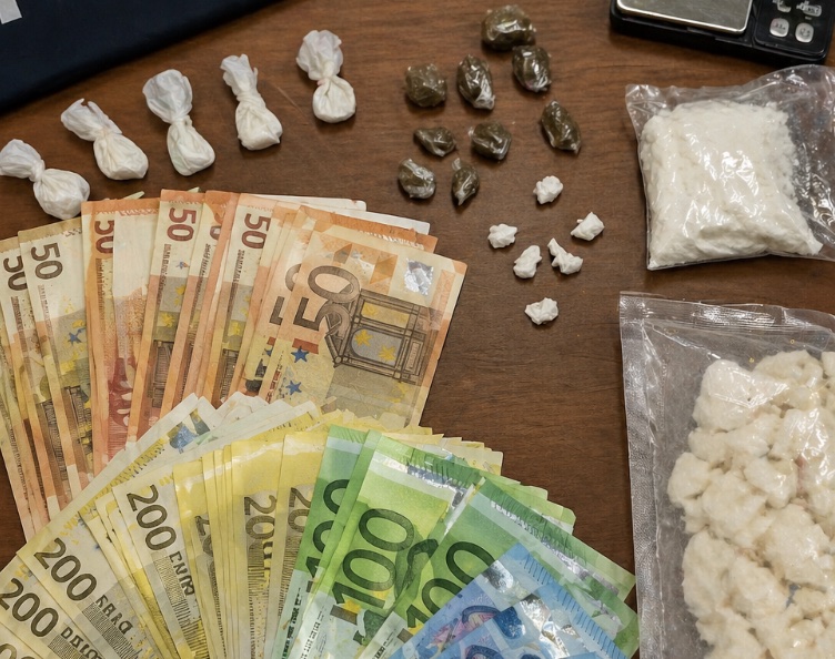Napoli, doppio blitz antidroga: pusher fermati con cocaina, crack e migliaia di euro in contanti