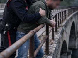 Cancello ed Arnone, tenta di suicidarsi dopo lite con moglie: salvato da un carabiniere