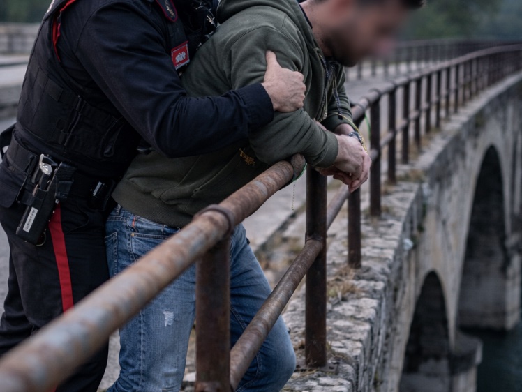 Cancello ed Arnone, tenta di suicidarsi dopo lite con moglie: salvato da un carabiniere