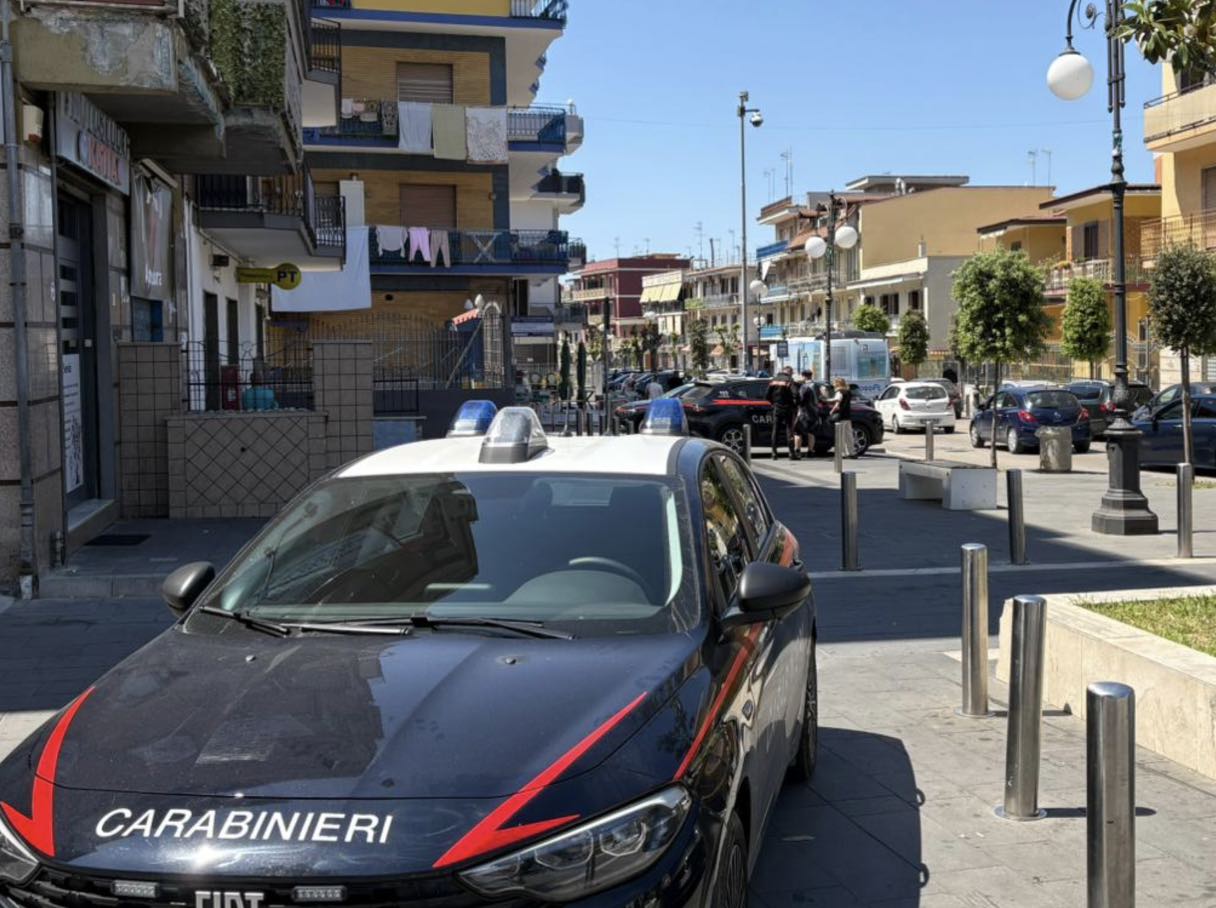 Qualiano, rapina all'ufficio postale di piazza Rosselli: due malviventi in fuga