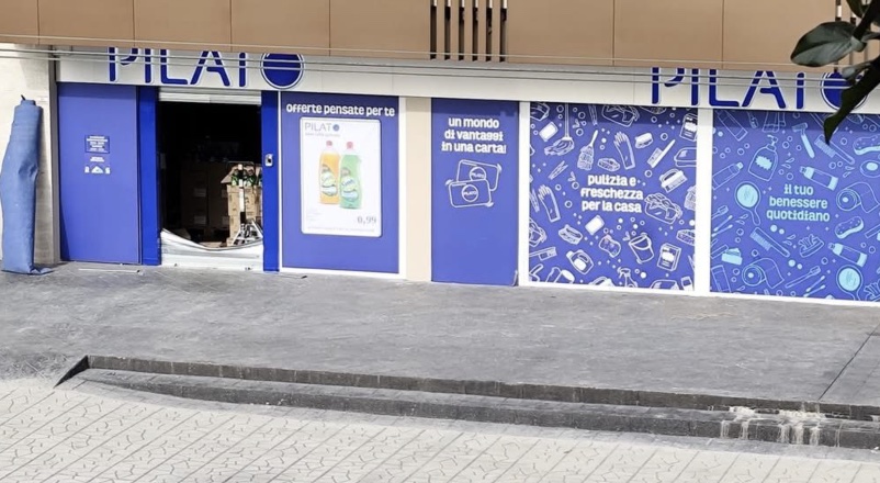 Aversa, svaligiato lo store "Pilato": ladri in fuga con soldi e merce