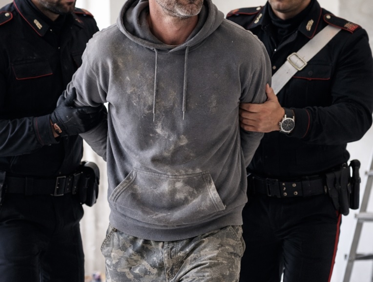 Giugliano, operaio senza documenti in casa di un detenuto: arrestato 47enne