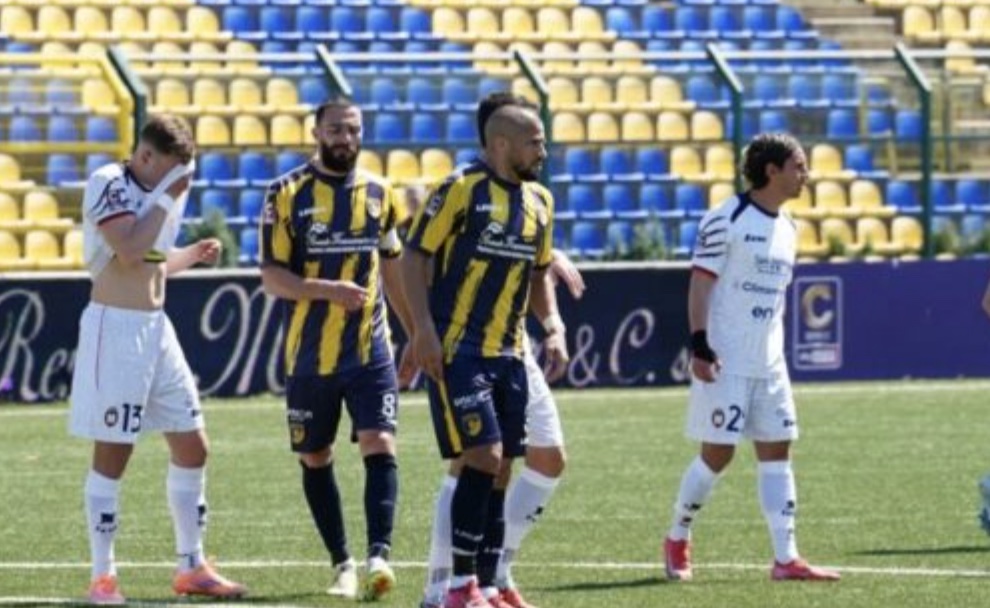 Giugliano, vittoria col Crotone per continuare a inseguire la salvezza diretta